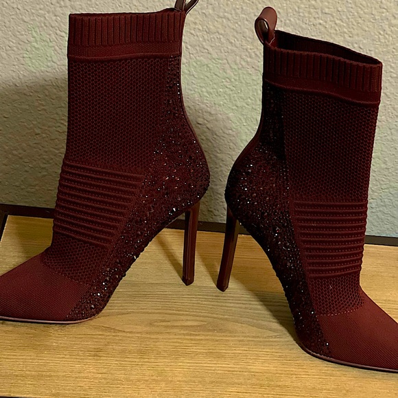 Steve Madden (sizes avail 7, 7.5 8)
Pull-on style
Color Burgundy - Picture 1 of 7